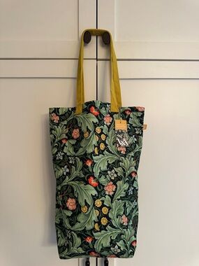 Organic cotton canvas tote from BRITAIN’S VICTORIA AND ALBERT MUSEUM.